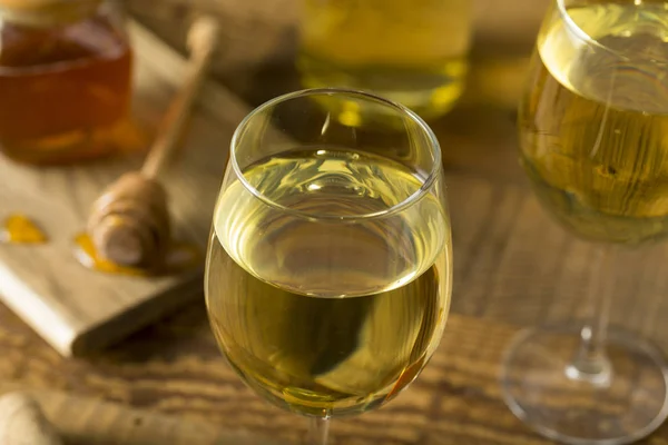 Meade de vinho de mel amarelo doce — Fotografia de Stock