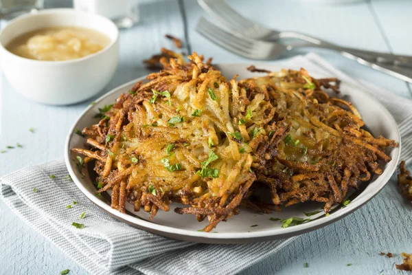 Domowe tradycyjne ziemniaczane Latkes — Zdjęcie stockowe