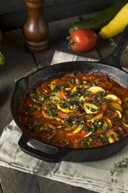 Patlıcan ve domates ile ev yapımı Ratatoulle