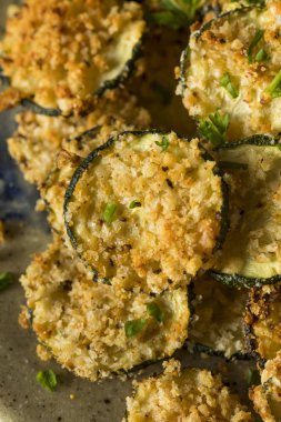 Ev yapımı ekmekli pişmiş kabak cips