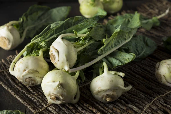 Rauwe biologische groene koolrabi — Stockfoto