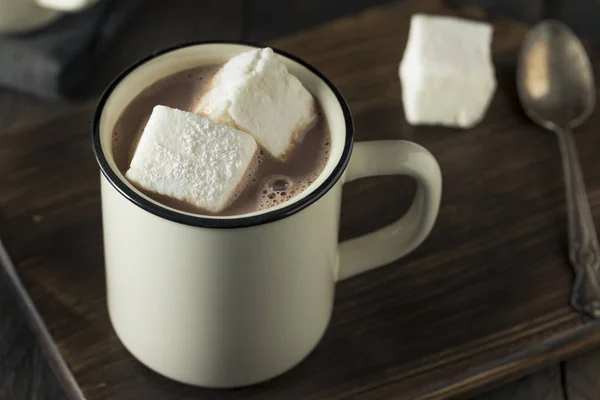 Warme heiße Schokolade mit quadratischen Marshmallows — Stockfoto