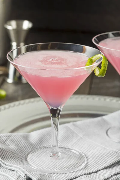 Facut acasa Vodca roz Cosmopolitan Drink — Fotografie, imagine de stoc