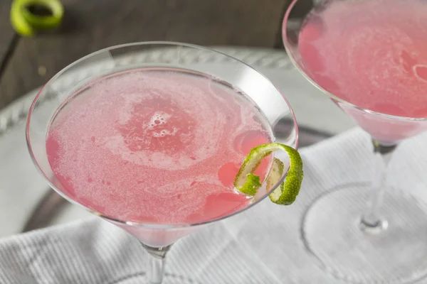 Zelfgemaakte roze wodka kosmopolitische drankje — Stockfoto