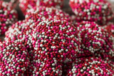 Sevgililer kırmızı ve beyaz çikolata Nonpareils