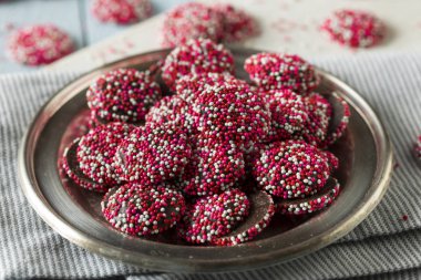 Sevgililer kırmızı ve beyaz çikolata Nonpareils