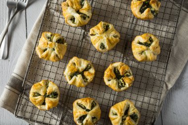 Ev yapımı ıspanaklı Muffin puf