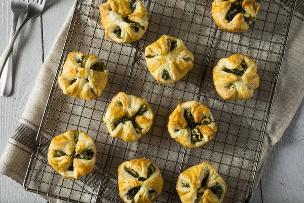 Hausgemachter Spinat-Muffin Blätterteig — Stockfoto
