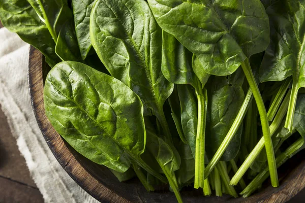 Espinacas orgánicas saludables verdes crudas — Foto de Stock