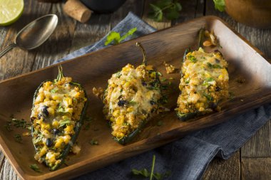 Ev yapımı kavrulmuş Quinoa Poblano biber dolması