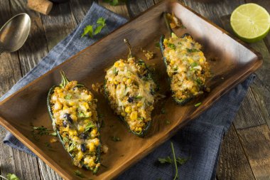 Ev yapımı kavrulmuş Quinoa Poblano biber dolması