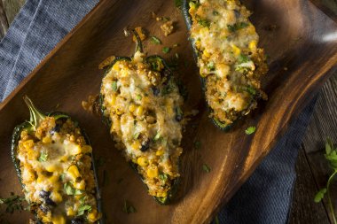 Ev yapımı kavrulmuş Quinoa Poblano biber dolması