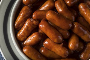 Ev yapımı küçük dumanlı kokteyl sosisler Barbekü