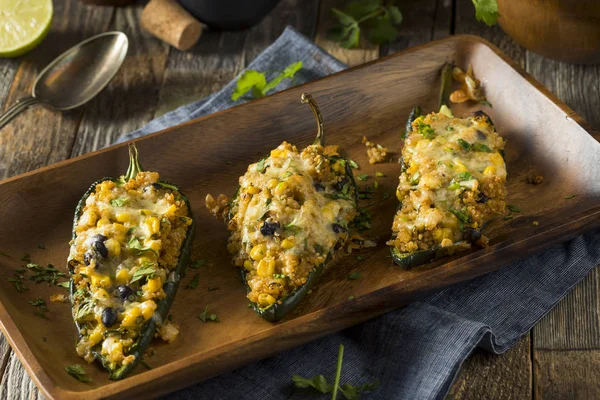 Quinoa arrosto fatta in casa Peperoni di Poblano ripieni — Foto Stock