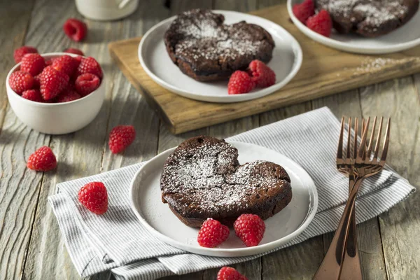 Hausgemachte süße Schokolade Herz Lava Kuchen — Stockfoto