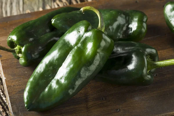 Pimentos orgânicos verdes crus de Poblano — Fotografia de Stock