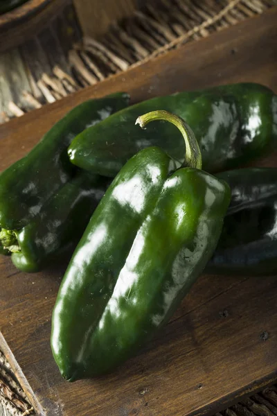 Pimentos orgânicos verdes crus de Poblano — Fotografia de Stock