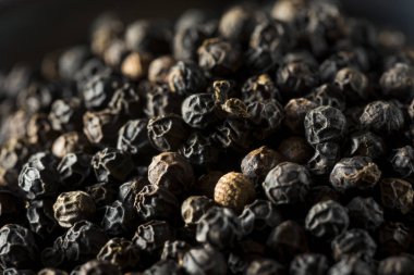 Çiğ organik siyah biber.