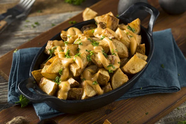 Hausgemachte gebratene spanische Patatas Bravas — Stockfoto