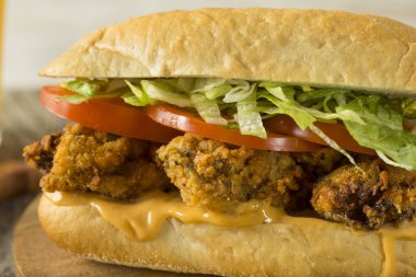 Ev yapımı kızarmış istiridye Po Boy sandviç