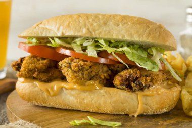 Ev yapımı kızarmış istiridye Po Boy sandviç