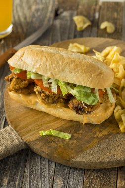 Ev yapımı kızarmış istiridye Po Boy sandviç