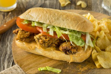 Ev yapımı kızarmış istiridye Po Boy sandviç