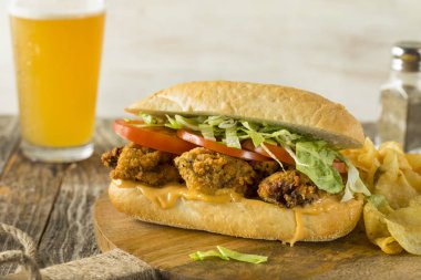 Ev yapımı kızarmış istiridye Po Boy sandviç
