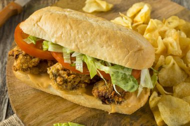 Ev yapımı kızarmış istiridye Po Boy sandviç
