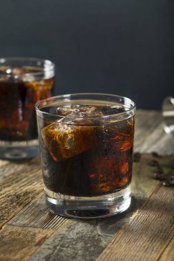 Alkollü ayyaş Siyah Rus kokteyl