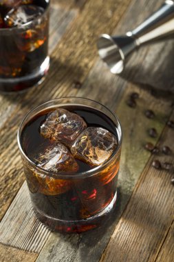 Alkollü ayyaş Siyah Rus kokteyl