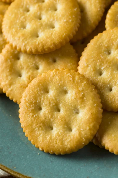 Runde salzige gelbe Cracker — Stockfoto