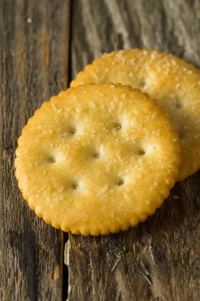 Runde salzige gelbe Cracker — Stockfoto