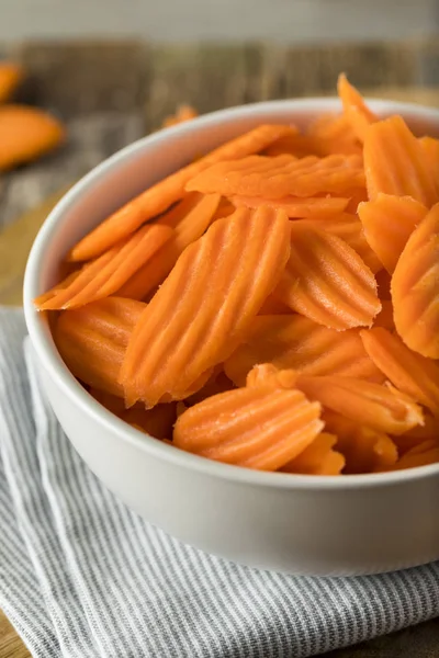 Здорові органічні чіпси для моркви — стокове фото
