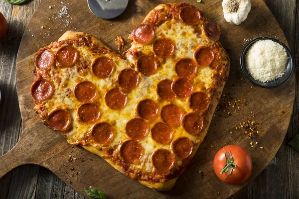 Hausgemachte herzförmige Pfefferoni-Pizza — Stockfoto