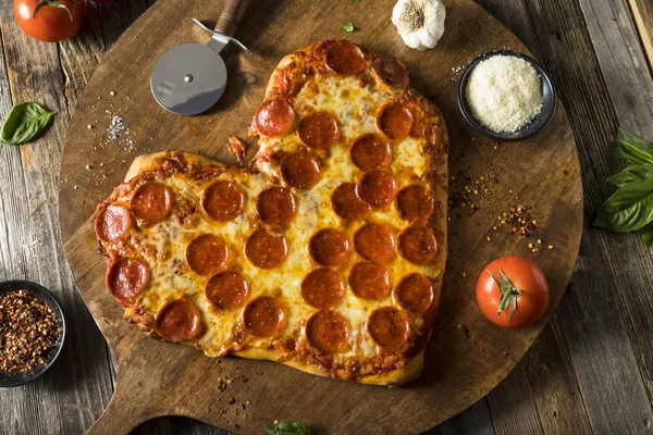 Пицца в форме сердца и пепперони — стоковое фото