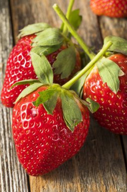 Ham organik kırmızı olgun çilek