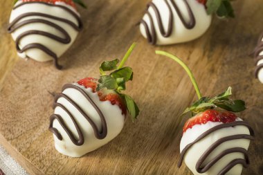 Ev yapımı beyaz çikolata kaplı çilek