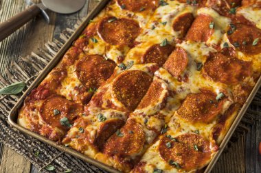 Ev yapımı sucuk Sicilya Pan Pizza
