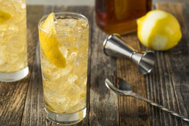 Ev yapımı viski viski soda ile maden suyu
