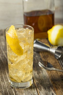Ev yapımı viski viski soda ile maden suyu