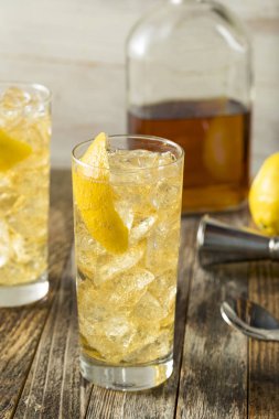 Ev yapımı viski viski soda ile maden suyu