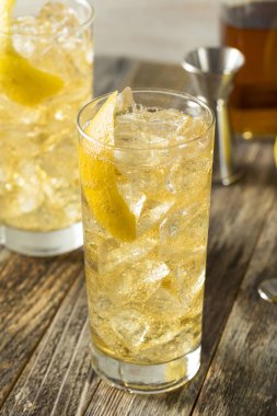 Ev yapımı viski viski soda ile maden suyu
