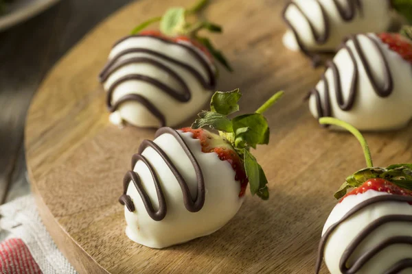 Morangos cobertos de chocolate branco caseiro — Fotografia de Stock