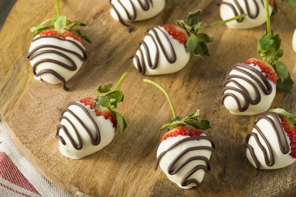 Fresas cubiertas de chocolate blanco caseras — Foto de Stock