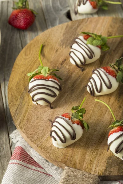 Hausgemachte Erdbeeren mit weißer Schokolade überzogen — Stockfoto