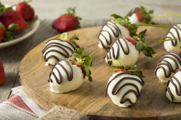 Fresas cubiertas de chocolate blanco caseras — Foto de Stock