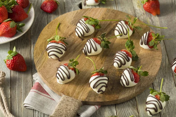 Homemade White Chocolate Covered Strawberries — Stock Photo, Image