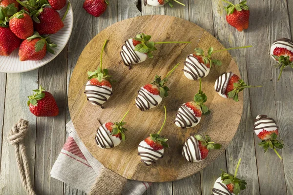 Hemgjord vit choklad täckt jordgubbar — Stockfoto