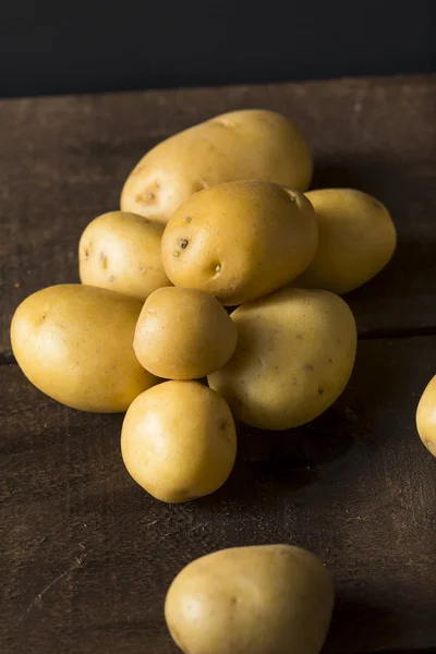 RAW ekologiczne Baby złoto ziemniaki — Zdjęcie stockowe